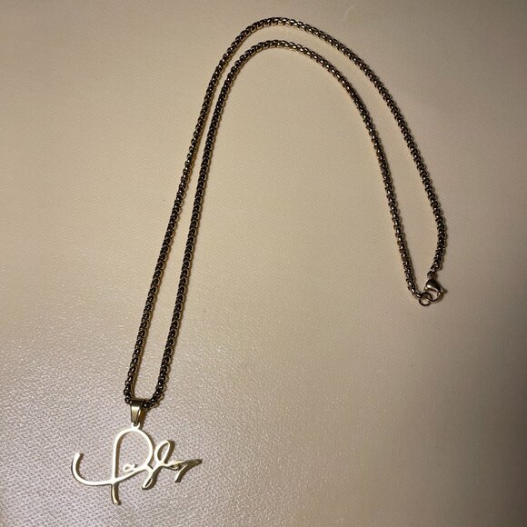 Taylor Swift "Lover" Inspired Script Gold Name Necklace with Gift Box - Picture 4 of 8